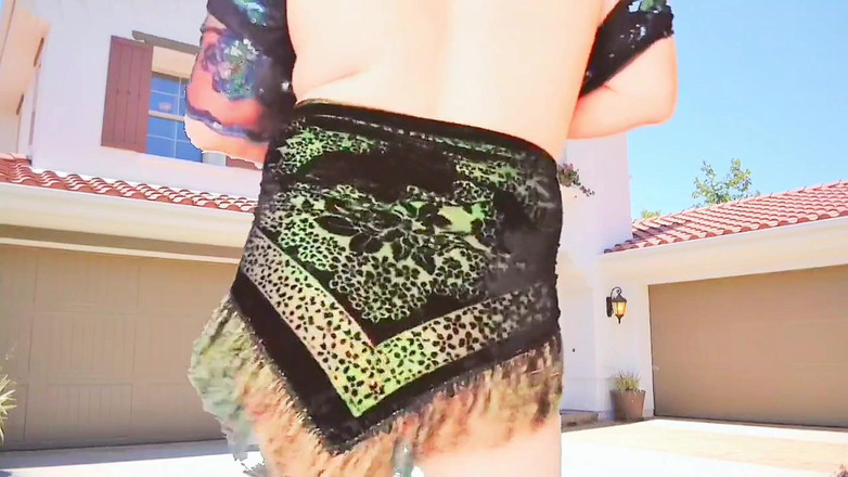 Kitty_Cross: Splendida sissy che indossa corona di rosa in un prato...