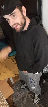 Mastürbasyon yapıyorum eşofman, siyah sweatshirt ve Nike spor ayakkabılarıyla
