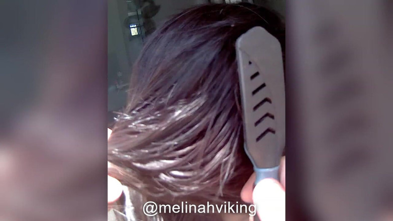 Melinah Viking: Esmer saç fırçalama