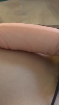 Ik heb de stiefzus van mijn vrouw opgenomen die naast haar rust, enorme dildo