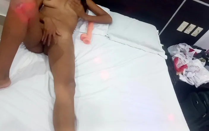 NEGRITA SEXY: Mager, sexy en geil, ze masturbeert met de dildo omdat...