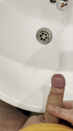 Young cum: Ten Chlápek Masturbuje V Koupelně a Natáčí Všechno Zblízka a...