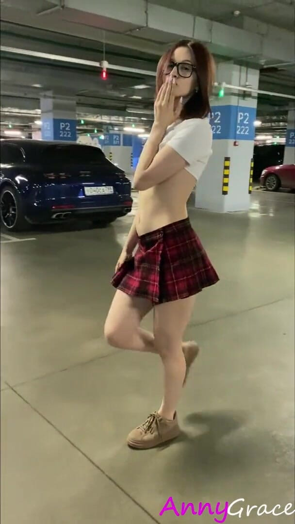 AnnyGrace: Anny grace geht nackt auf einem parkplatz