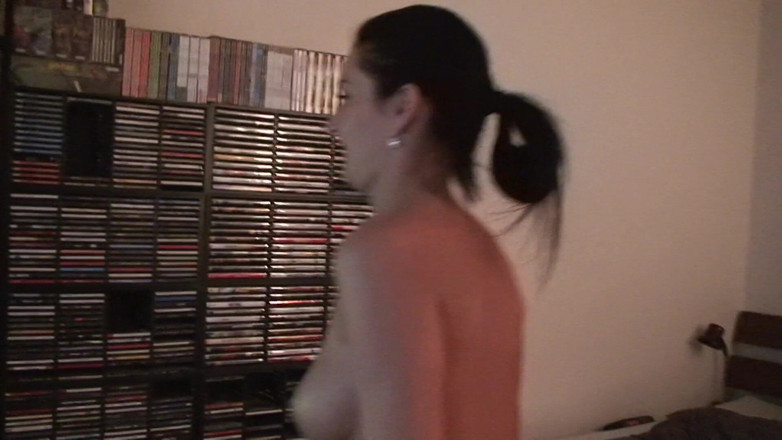 All Those Girlfriends: Vanessa Jordin gra w gry wideo w domu