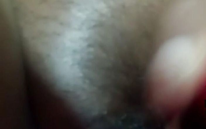 Arlen Hub: Rijpe vrouw masturbeert door een videogesprek met een dildo