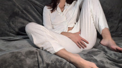 Mimiandevan: Snowbunny lagi asik fingering memek beceknya dengan piyama