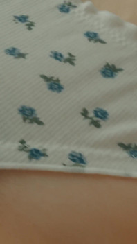 息子の濡れた夢。ベッドの中の巨乳ママ。