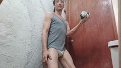 Raba erre elle: Un uomo single si registra mentre sta urinando e usa...