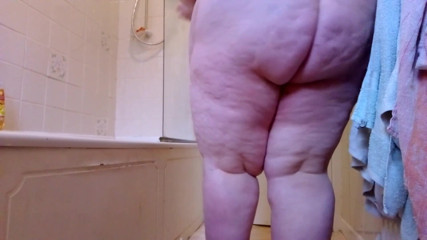 SSBBWLadyBrads: Une SSBBW nue nettoie la vue inférieure de la caméra