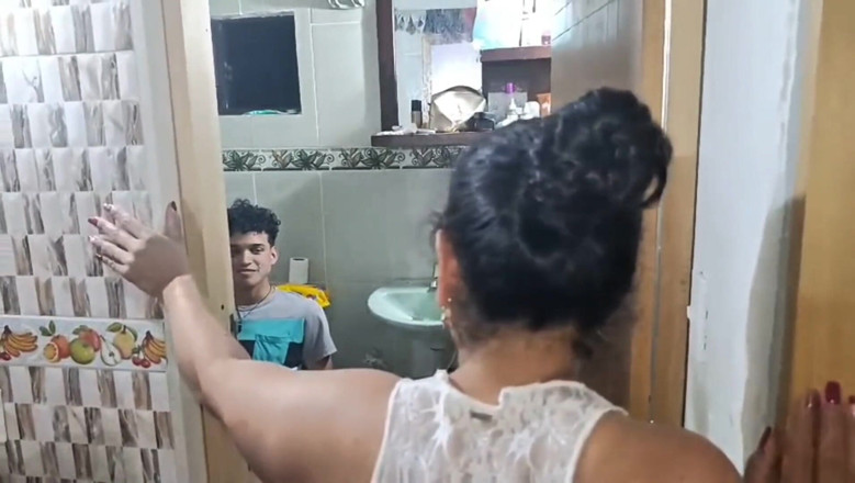 Jovencandelita: Saya mengongkek pantat besar ibu tiri saya semasa kami bersendirian...