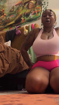 Une jolie black fait une bonne séance d’étirement jusqu’à ce qu’elle finisse par baiser sa chatte poilue mouillée et se fait squirter