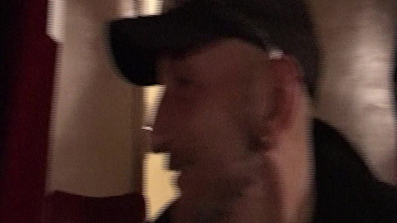 Erotic Club: Gagică blondă care linge pizdă în timp ce este futută pe...