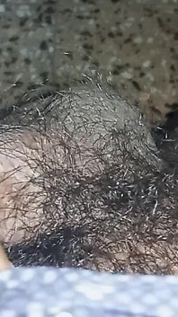 非洲男同在浴室里吮吸妻子的胸部和