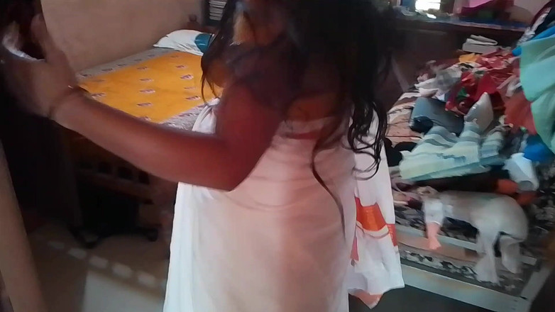 LEGSCOUPLE12: Indisch dorpsmeisje wordt op zijn hondjes geneukt bij het huis...