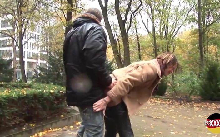 123XXX - Fucked Amateurs in Germany!: Улыбающуюся брюнетку трахнули в парке