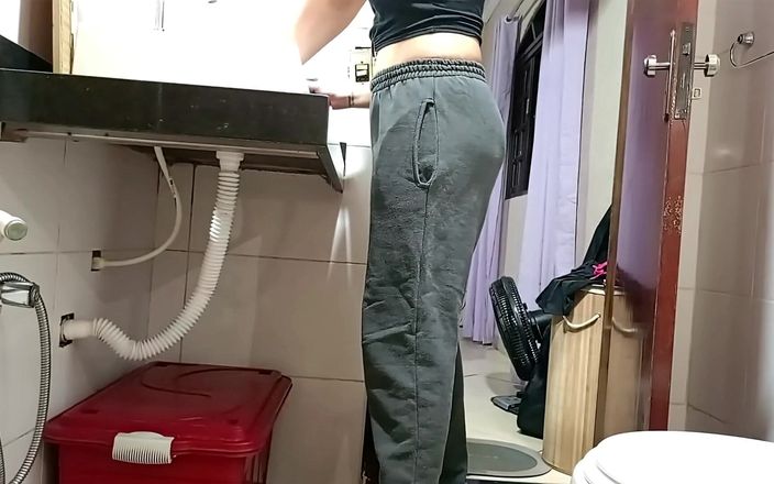 Gabi SweetCouplesStories: Une femme de ménage se fait prendre dans la salle...