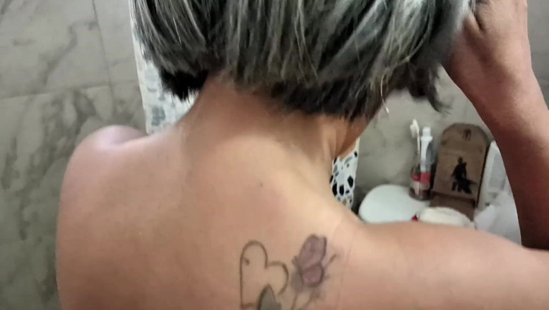Swingersamateur40: Eine Dusche im Fitnessstudio und ein guter blowjob, wie lecker...