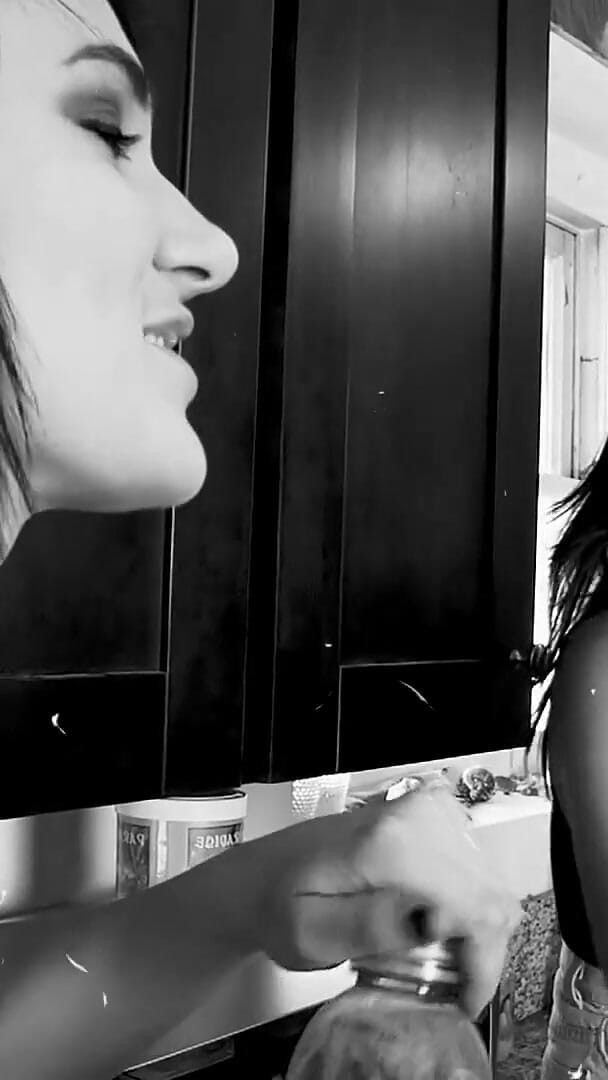 Zona Divas NET: Classic Hot Lesbian Action in the Kitchen