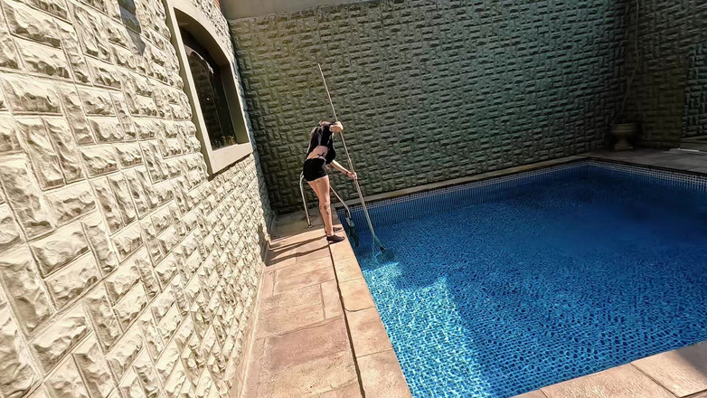 QroZne Studios: Zne Tabu - sora vitregă ajutând în piscină [scenă completă