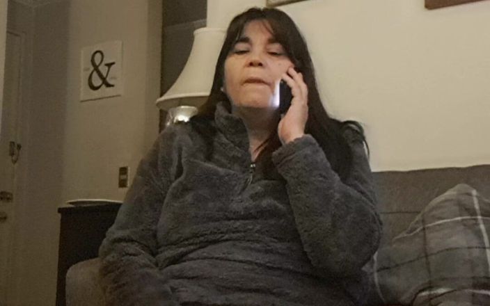 Mommy big hairy pussy: Telefonema faz milf se masturbar