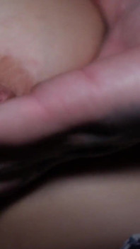 En vacances sur la plage avec mon demi-frère et nous finissons par avoir des relations sexuelles, une grosse éjaculation dans ma chatte rose