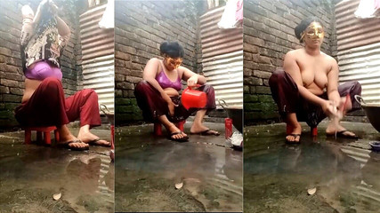 ModernBeauty: Scena z prysznicem jest otwarta w łazience. Desi Młode siostry kąpiel...