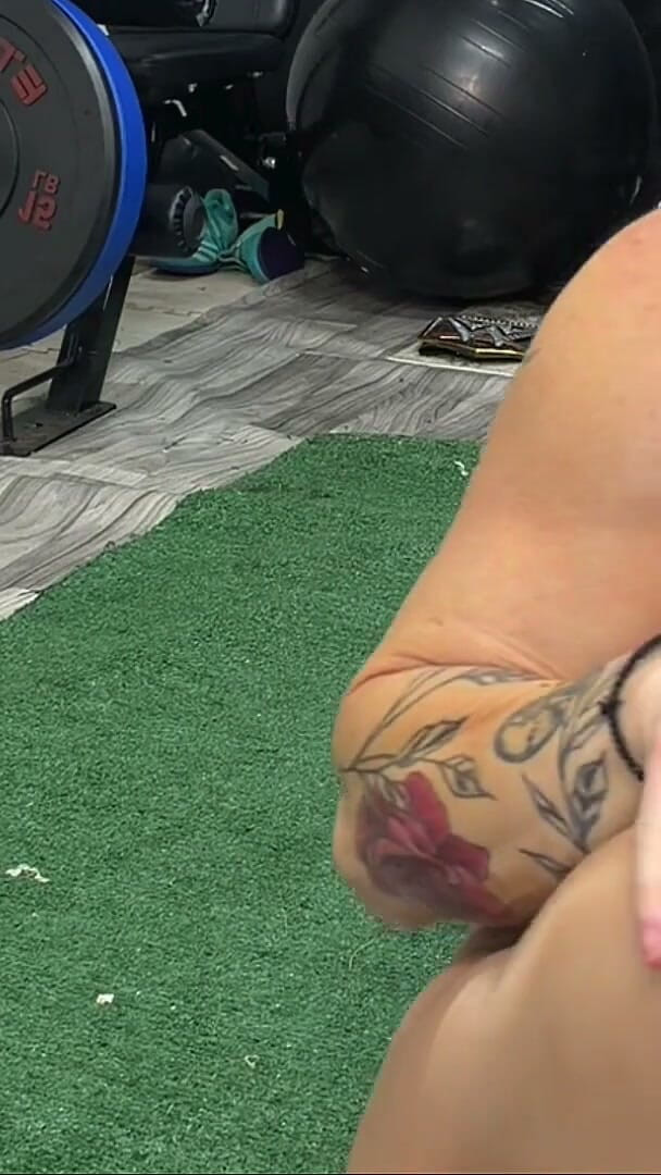 Kandylegsxxx: 射在我的连裤袜上：大屁股尼龙挑逗