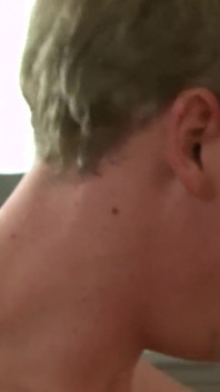 Zralá dáma tvrdě šuká Luke Hardy v kuchyni