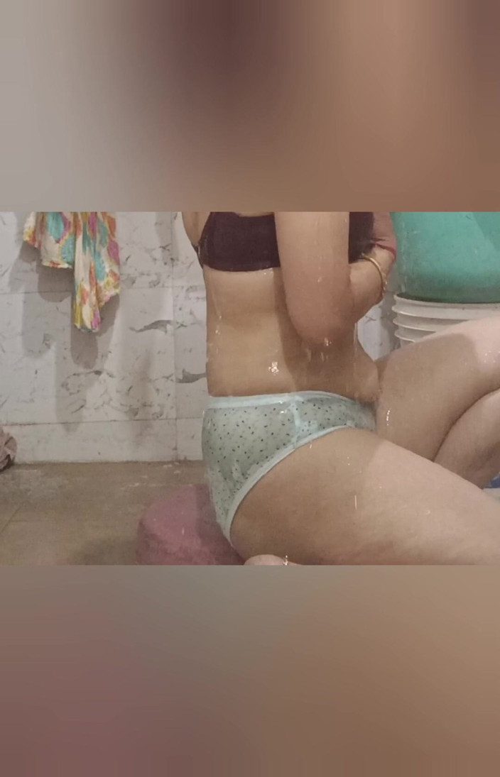 Priyahot77: Priya Bhabi Sexy Painty Show