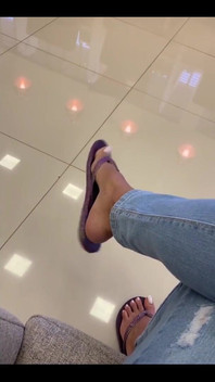 Sexy Exibicionismus honění s Purple Havaianas Žabkami v čekárně