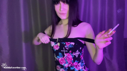 Matilda Faverline: Mulher sexy fuma cigarros e se despi para a música