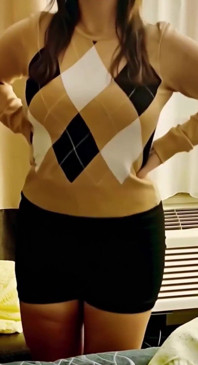 Odbijając moje duże cycki w gejowskim swetrze lesbijek i innych skoczków dla mojego 48F trener piłki nożnej Chce pieprzyć ją i cały zespół!