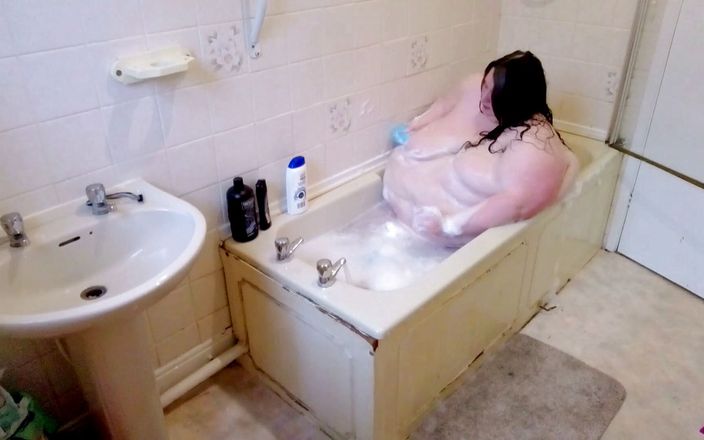 SSBBW Lady Brads: Femeie mare și țâțoasă încearcă să facă o baie, poate încăpea?