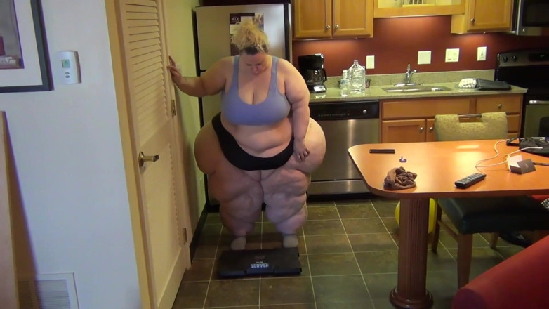 Full Weight Productions: SSBBW Bobbi Jo nie udało się deptać i kanapy kabaczka