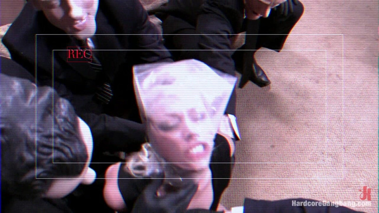 Hardcore Gangbang by Kink: Une jolie fille vit son fantasme de se faire baiser...