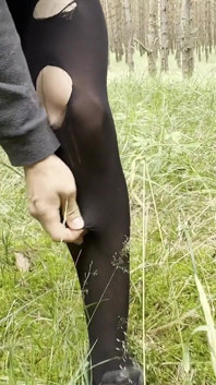Tienerjongen loopt naakt in de natuur voor homo papa grote lul panty, flash Cut broek