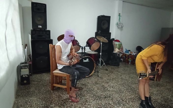 Goky: Sexi Music Teacher Poses Cachondo to Pupil
