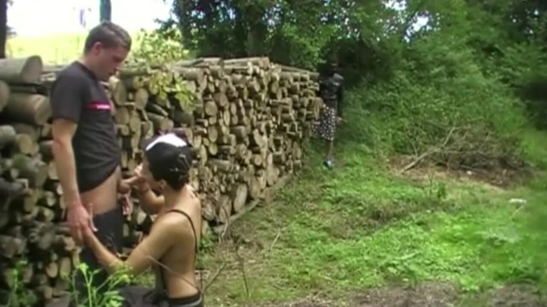 AMATOR PORN MADE IN FRANCE: Un jumelle se fait baiser dans une exposition dans la...