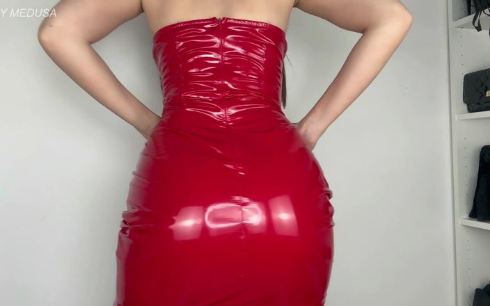 Lady Medusa: Glanzende rode pvc-jurk plaagt - Findom Mindfuck