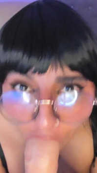 Blowjob latina seksi di dalam bilik