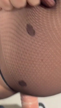 Lety Howl sucht nach einem Fremden in einem berühmten Möbelgeschäft, um ihn in der öffentlichen Toilette zu ficken.