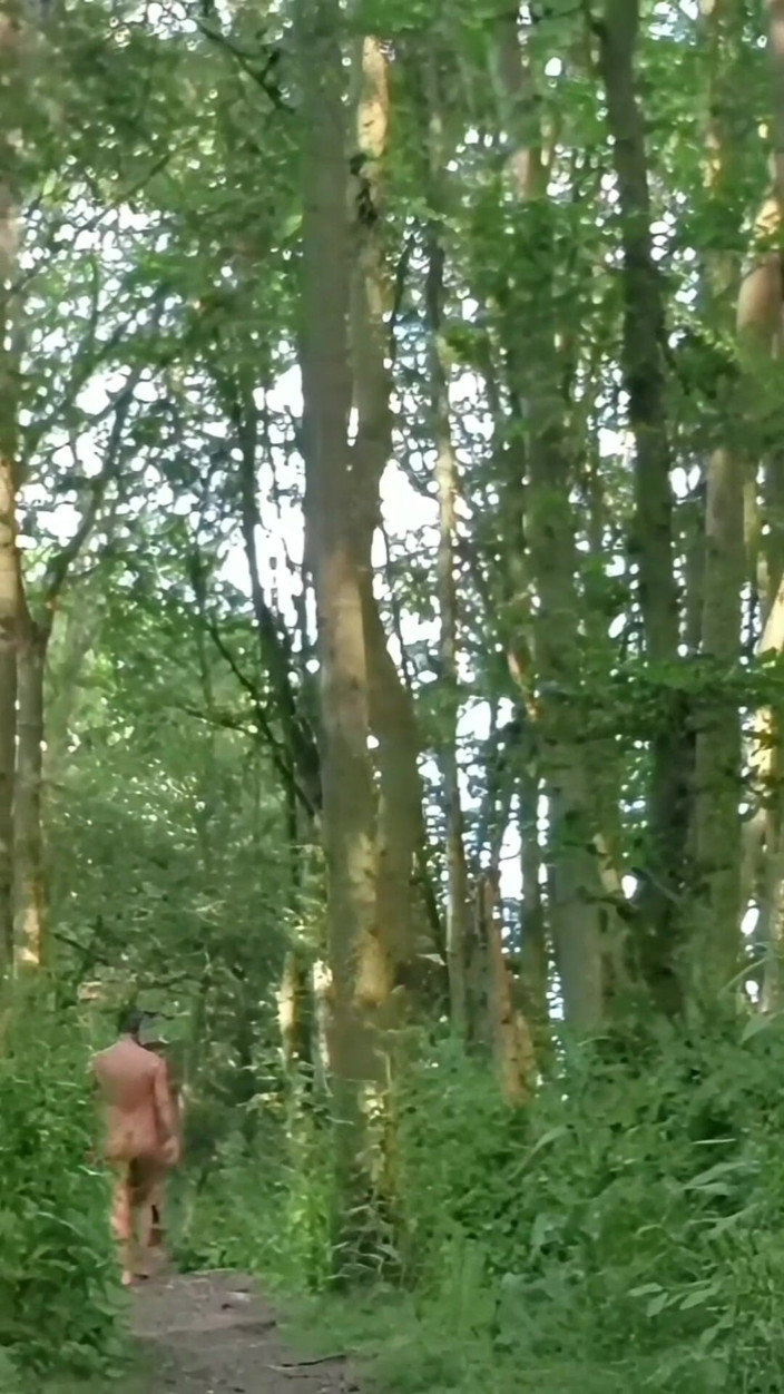 MaleModel: Passeggiata completamente nuda in una foresta