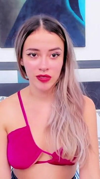 La Bionda Latiana Vuole Sempre Essere Scopata Ruvidamente Nella Sua Stanza