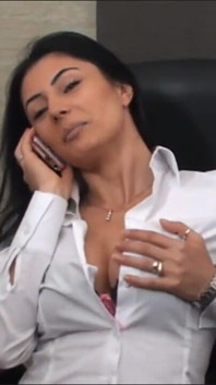Sofia Cucci berpakaian sebagai pengurus melekat mainan besar dalam pantatnya