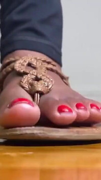 Piedi D'ebano in Sandali Marroni Provocanti