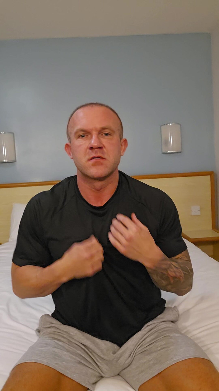 Troy White UK: Huge Cock Huge Cumshot Solo!