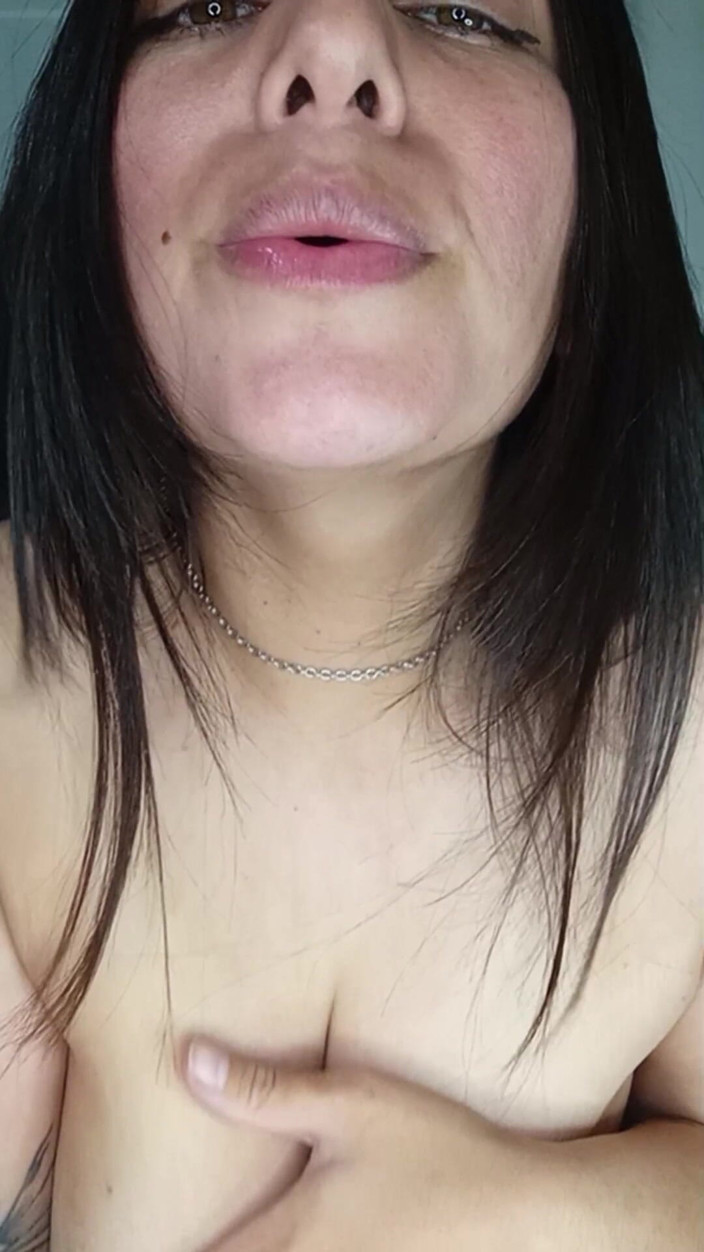 Chubbylexa: Gordita Fumando Y Jugando Con Sus Tetas