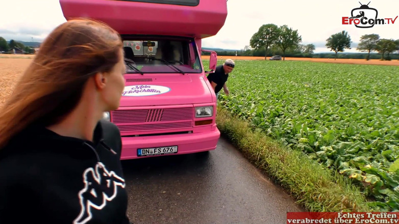 EroCom: Une joggeuse brune aux seins naturels se fait draguer dans...