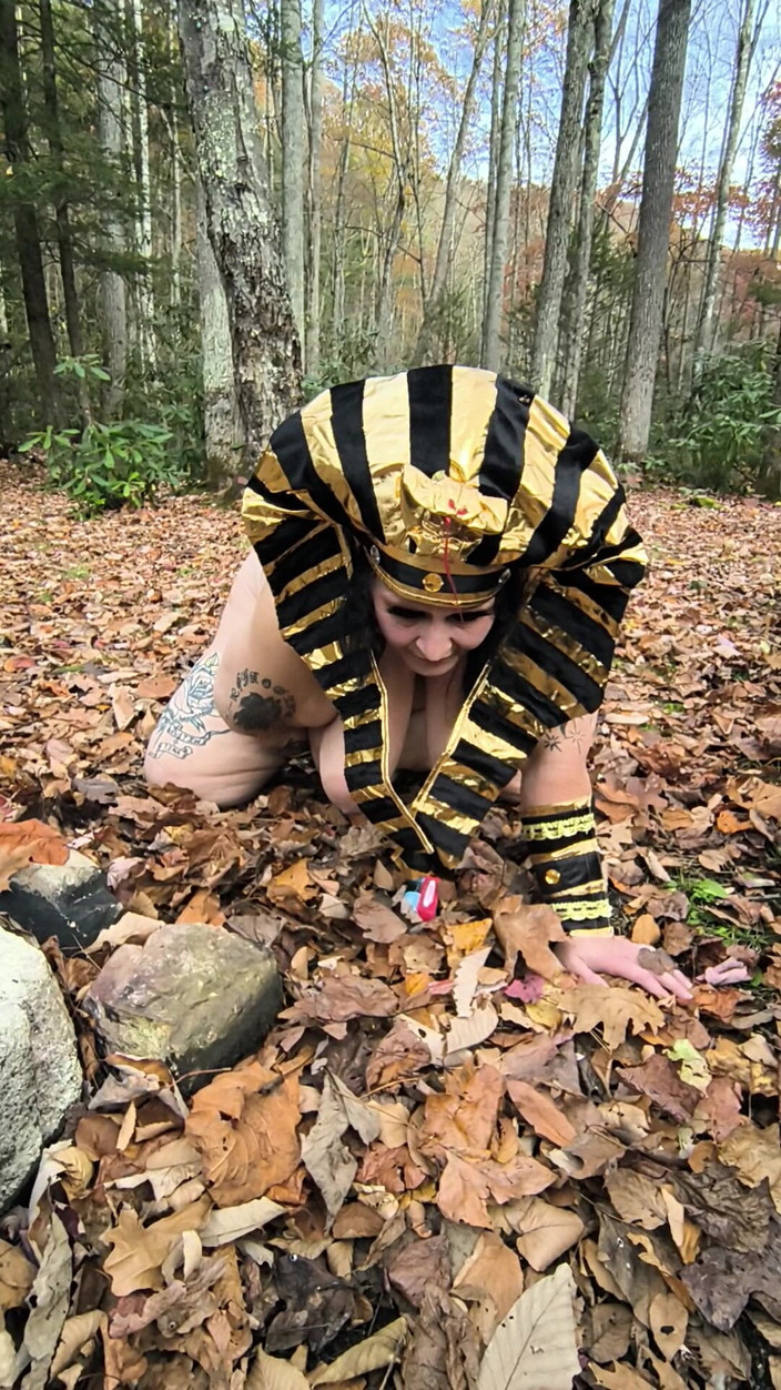 HerculesnVENUS: यह वेश्या उन पत्तियों में क्या कर रही है? उसके घुटनों पर?