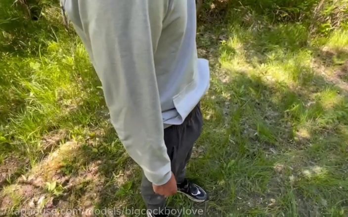 AlexGay: Cowok kembar kontol besar muncrat di kontol ayah di taman...